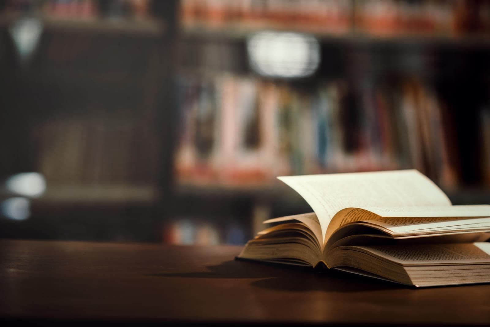 Libro abierto sobre un escritorio