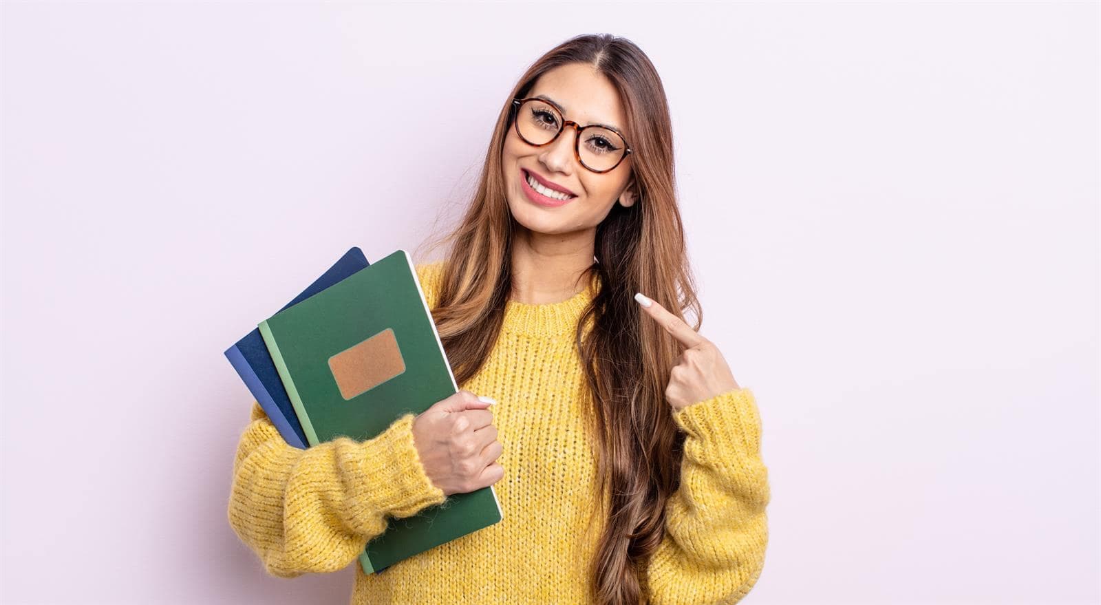 Docente sonriente sosteniendo cuadernos