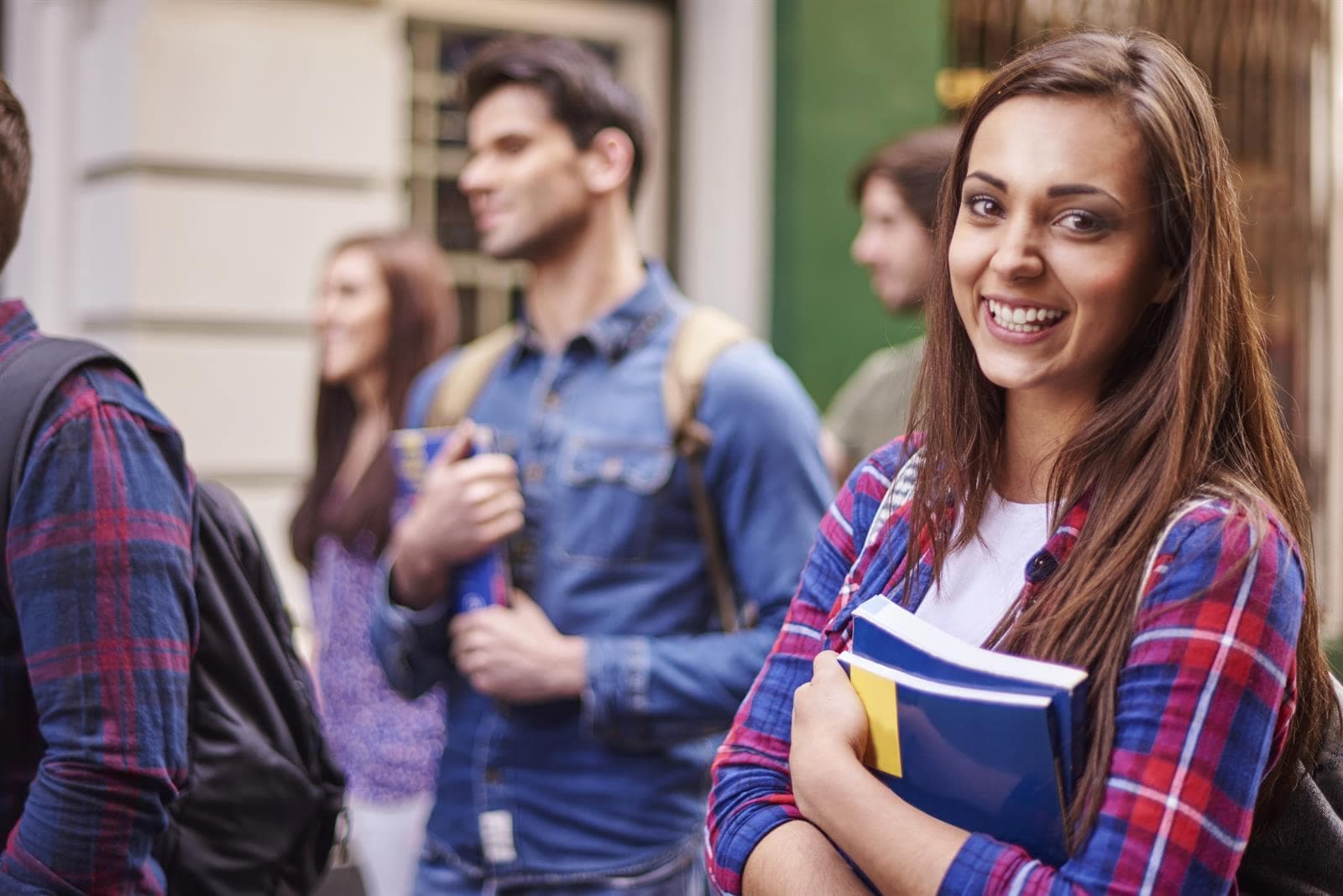 Estudiantes universitarios sonriendo