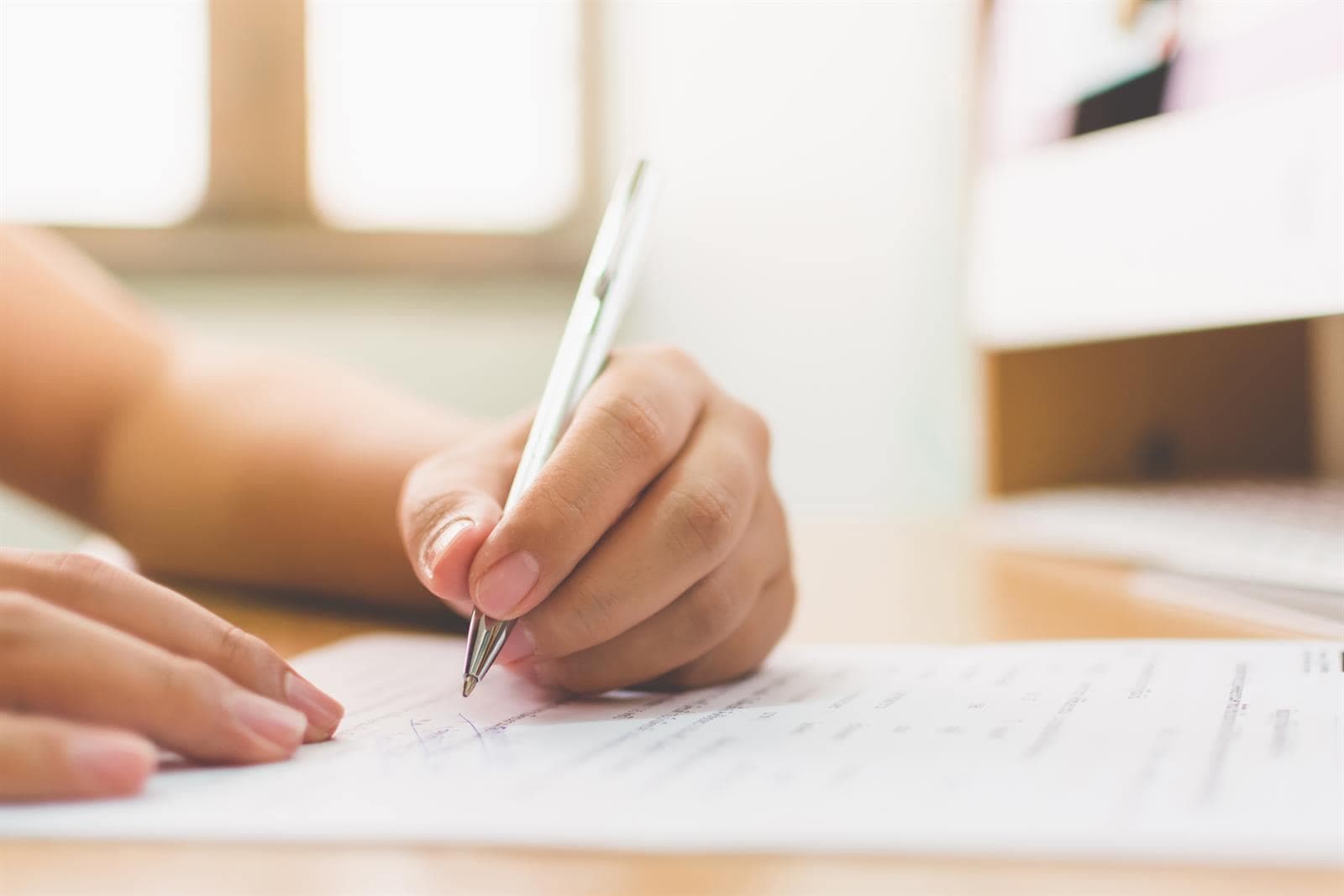 Persona escribiendo en un formulario