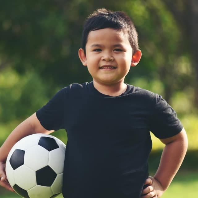 Niño con un balón de fútbol
