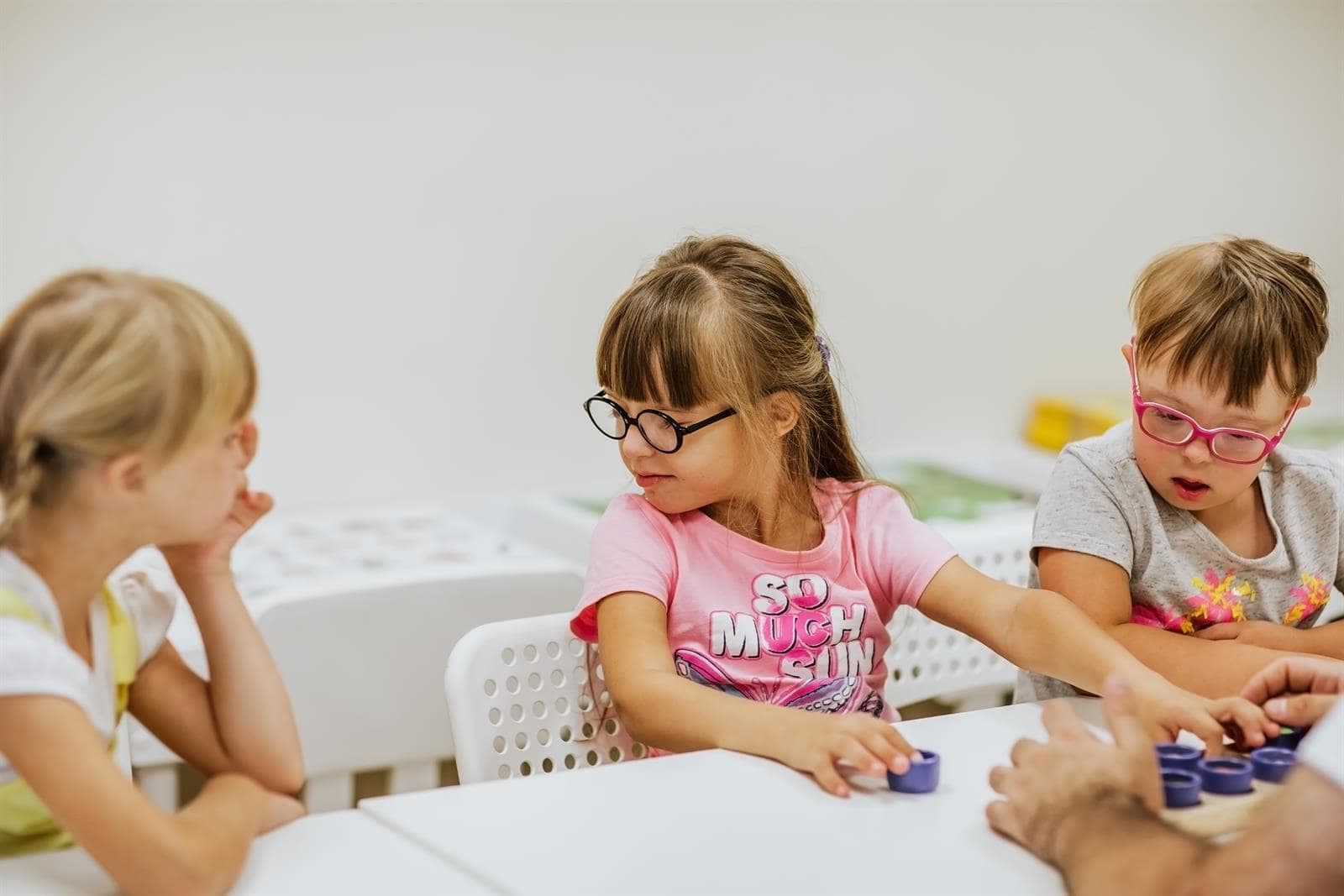 Niñas y niños pintando en una mesa de educación inicial